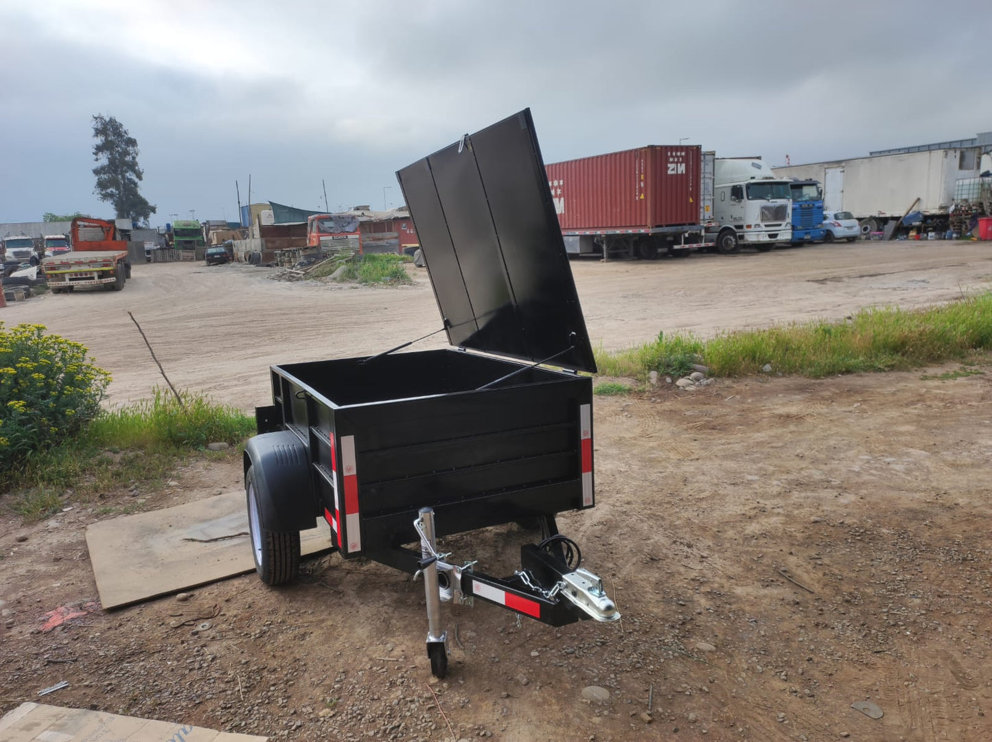 Carro de Arrastre Cerrado con Capot.