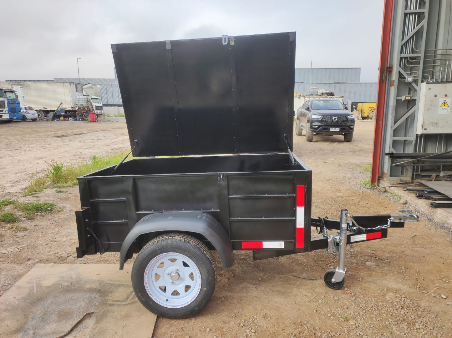 Carro de Arrastre Cerrado con Capot.
