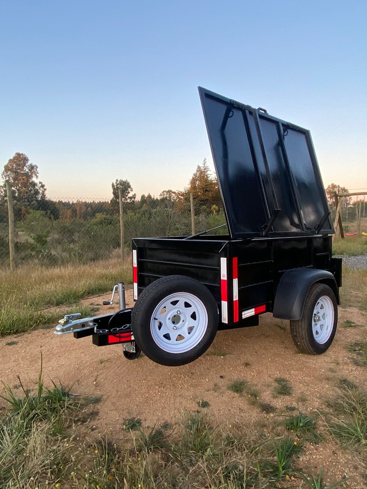Carro de Arrastre Cerrado con Capot.