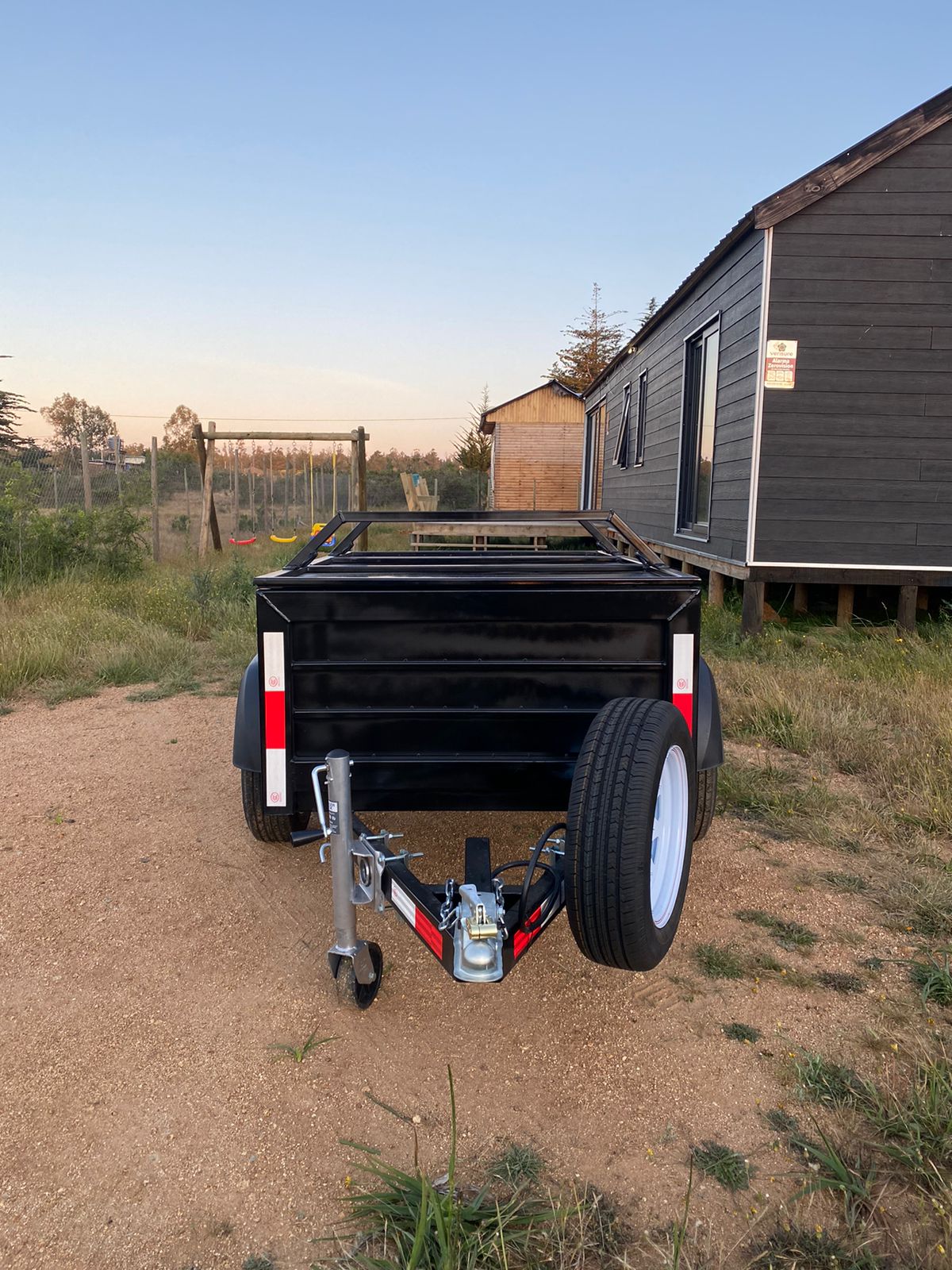 Carro de Arrastre Cerrado con Capot.