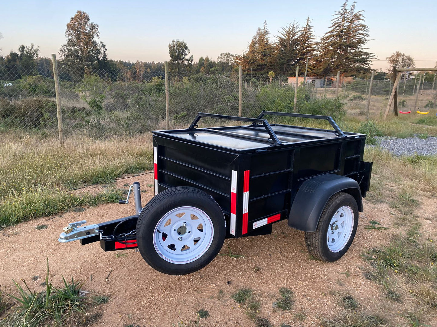 Carro de Arrastre Cerrado con Capot.