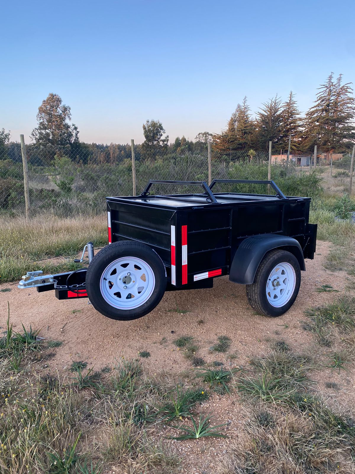 Carro de Arrastre Cerrado con Capot.
