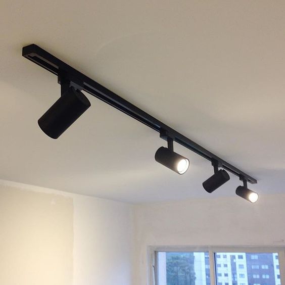 lampara de estudio, lampara de riel, una lampara de techo con focos led. apliques de techo moderno