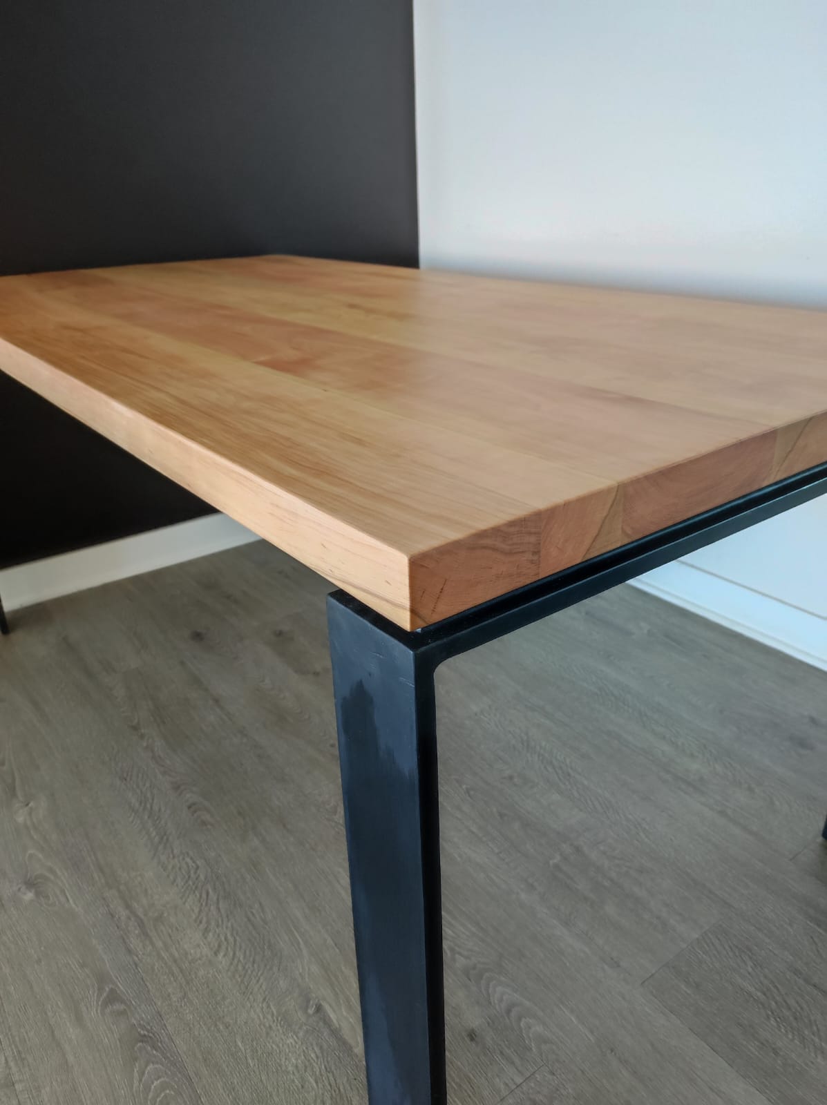 Mesa de comedor madera Lenga Zurich disponible en Mingenio